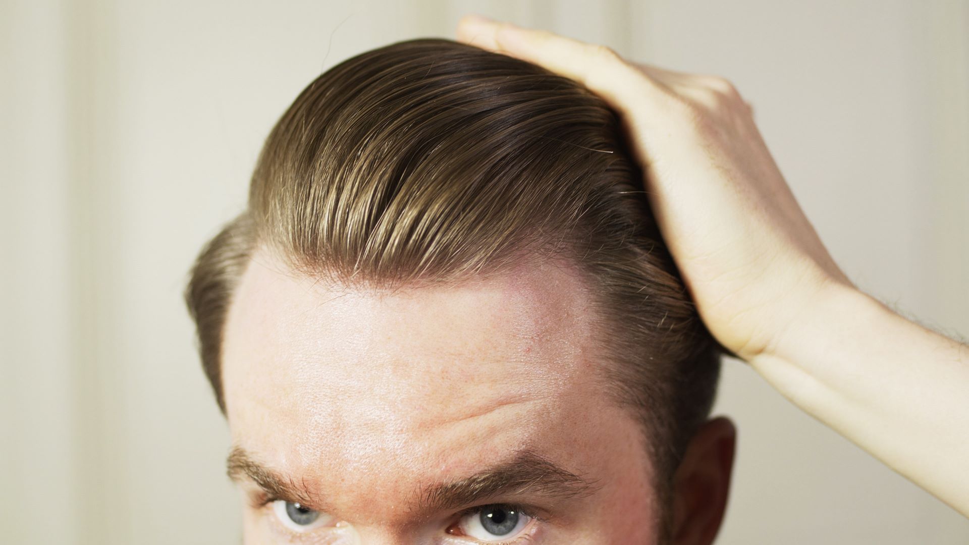 Haarstyling Routine: Aufnahme der Frisur.